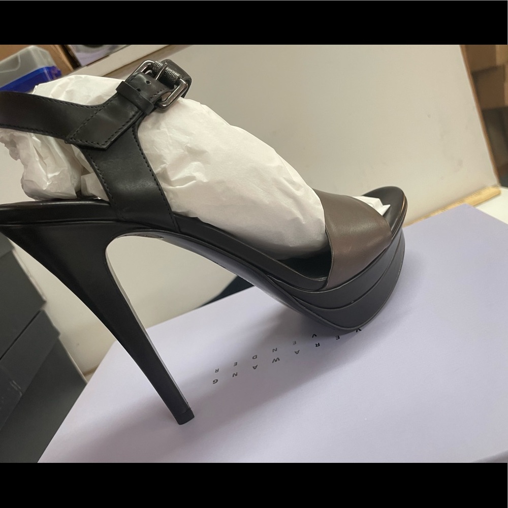 Vera Wang Nina heel